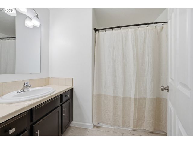 406 SUNSET Ct, Amity, OR 97101