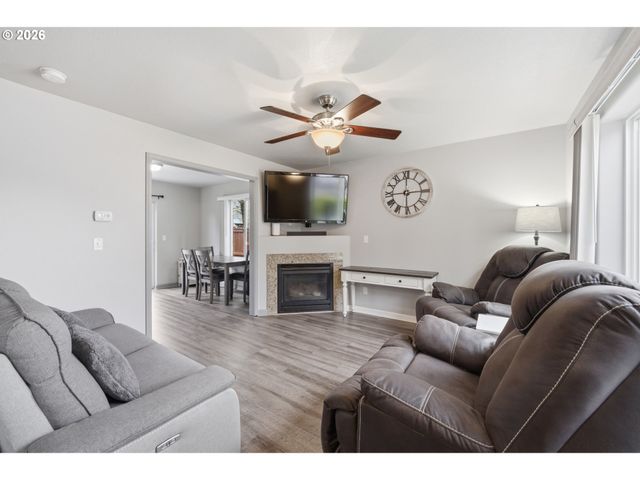 406 SUNSET Ct, Amity, OR 97101