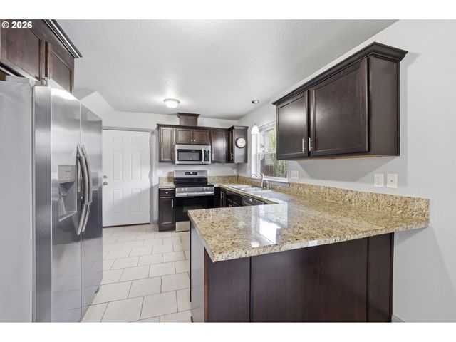 406 SUNSET Ct, Amity, OR 97101
