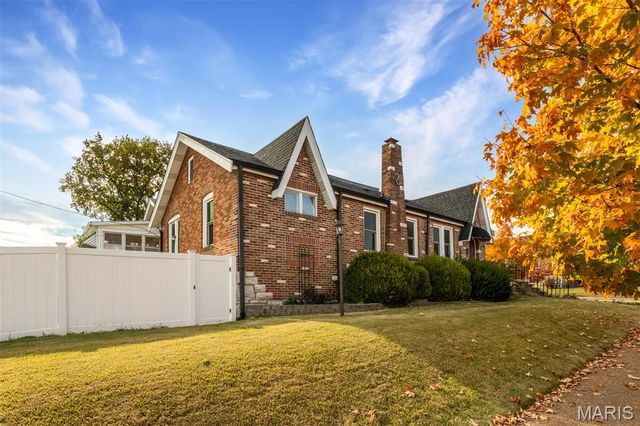 3892 Kingsland Court, St Louis, MO 63116