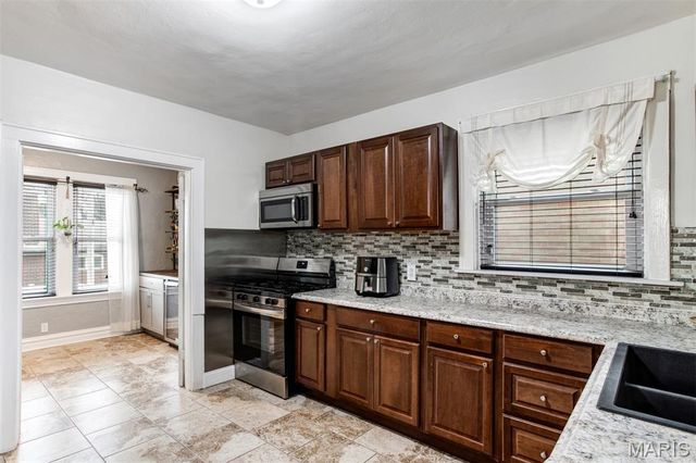 3892 Kingsland Court, St Louis, MO 63116