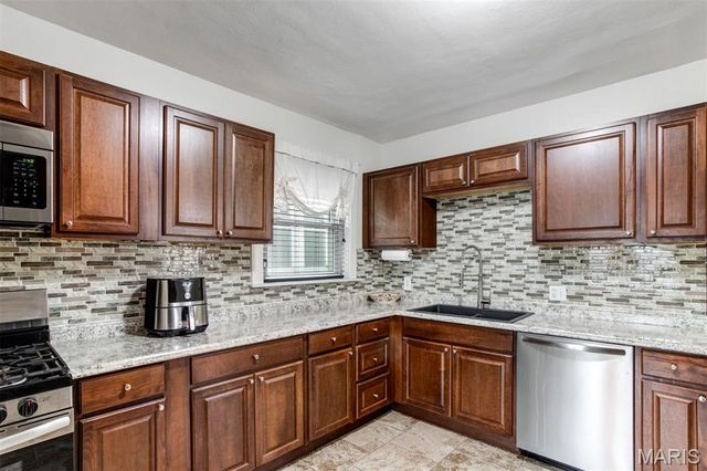 3892 Kingsland Court, St Louis, MO 63116