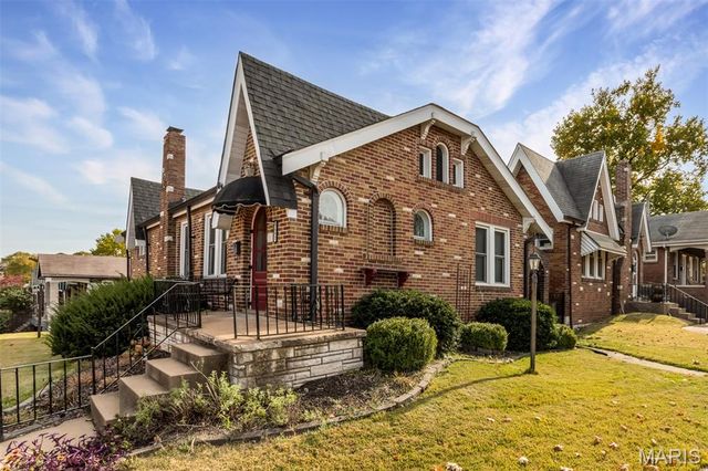 3892 Kingsland Court, St Louis, MO 63116