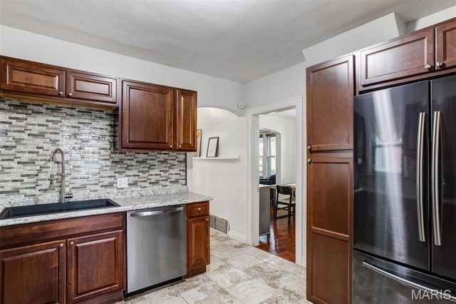 3892 Kingsland Court, St Louis, MO 63116