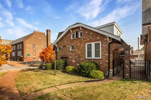 3892 Kingsland Court, St Louis, MO 63116