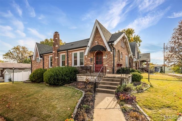 3892 Kingsland Court, St Louis, MO 63116