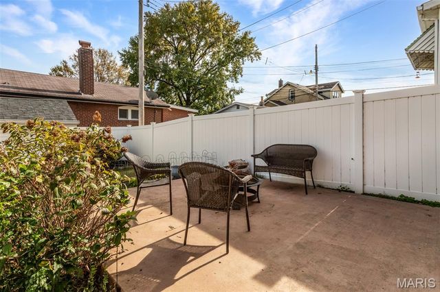 3892 Kingsland Court, St Louis, MO 63116