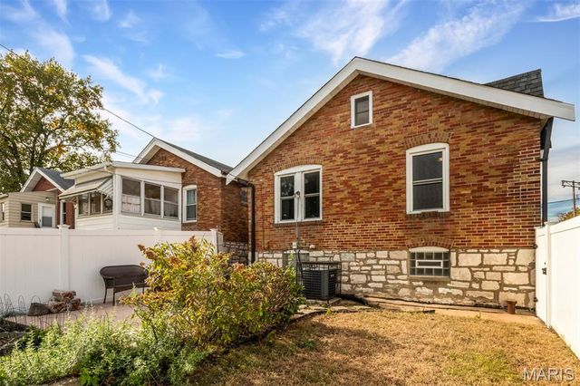 3892 Kingsland Court, St Louis, MO 63116