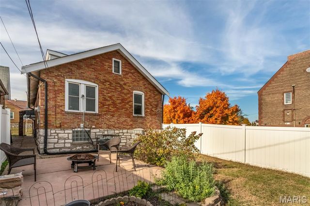 3892 Kingsland Court, St Louis, MO 63116