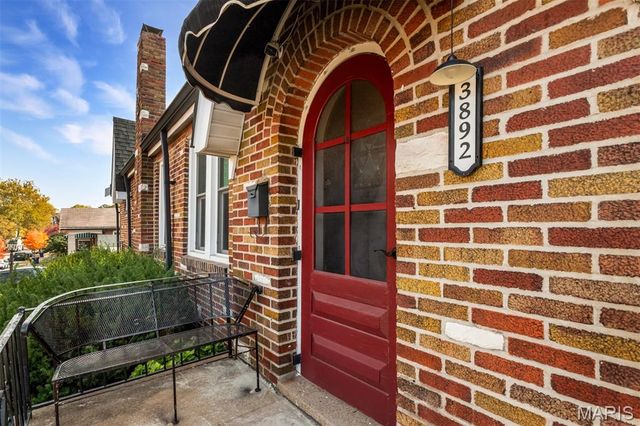 3892 Kingsland Court, St Louis, MO 63116