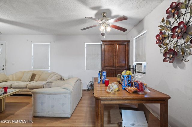 4525 KENNDLE Circle, Jacksonville, FL 32208