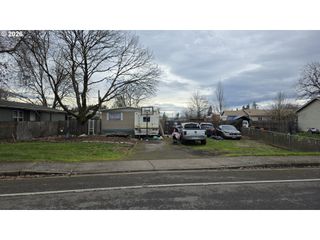 530 S 6TH St, Harrisburg, OR 97446