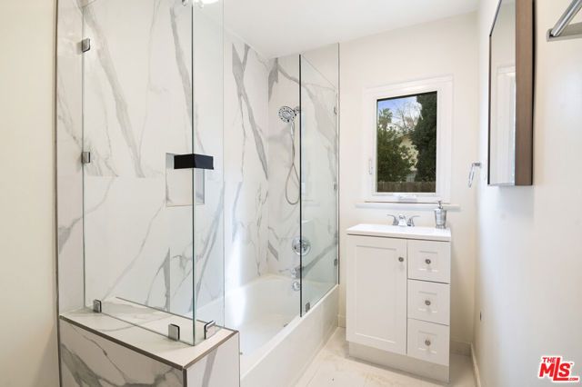 15944 Hart Street, Van Nuys (los Angeles), CA 91406