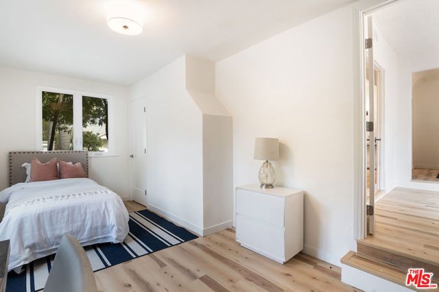 15944 Hart Street, Van Nuys (los Angeles), CA 91406