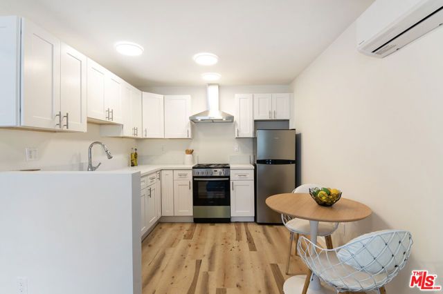 15944 Hart Street, Van Nuys (los Angeles), CA 91406