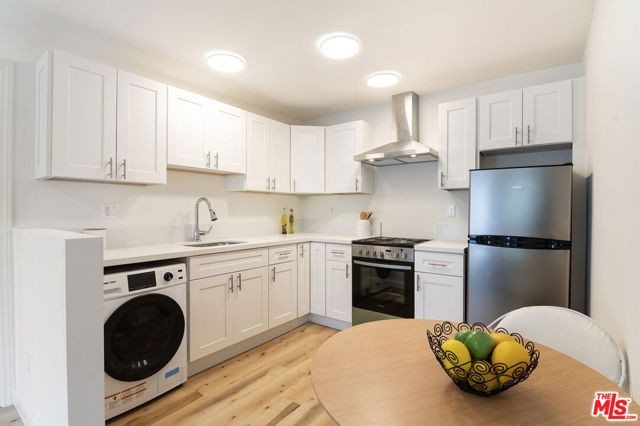 15944 Hart Street, Van Nuys (los Angeles), CA 91406