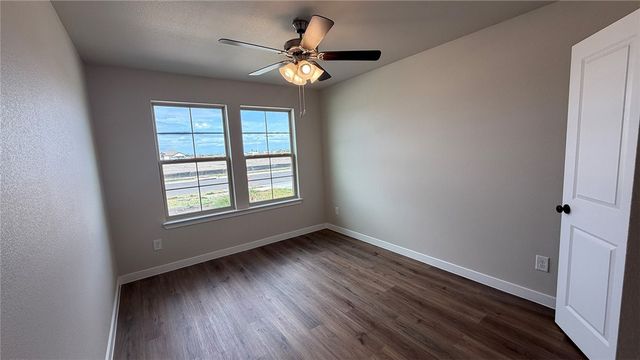 3533 Sahar Lake Dr, Robstown, TX 78380
