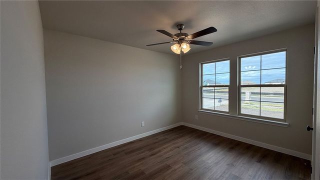 3533 Sahar Lake Dr, Robstown, TX 78380