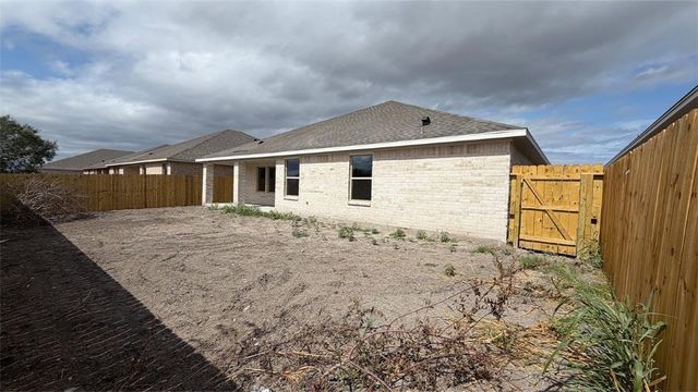 3533 Sahar Lake Dr, Robstown, TX 78380