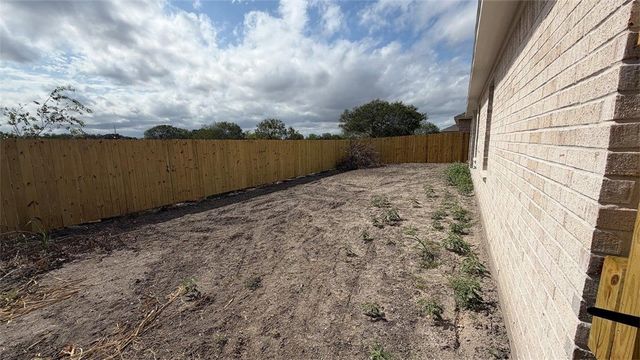 3533 Sahar Lake Dr, Robstown, TX 78380