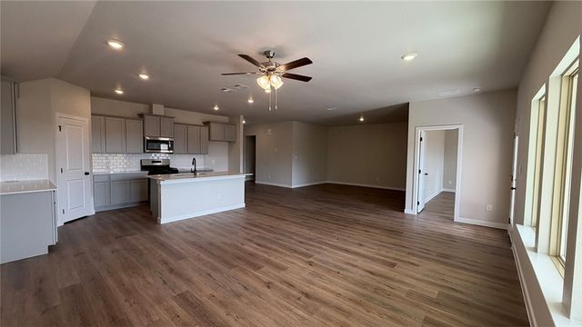 3533 Sahar Lake Dr, Robstown, TX 78380