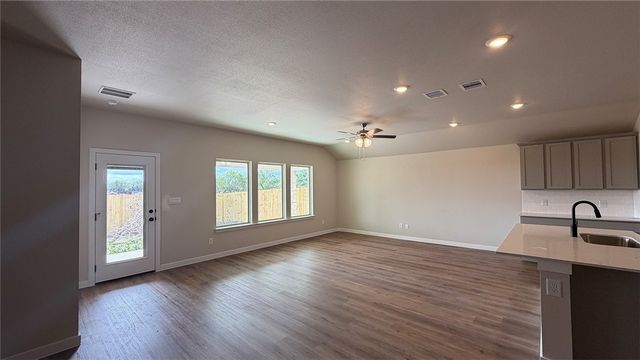 3533 Sahar Lake Dr, Robstown, TX 78380