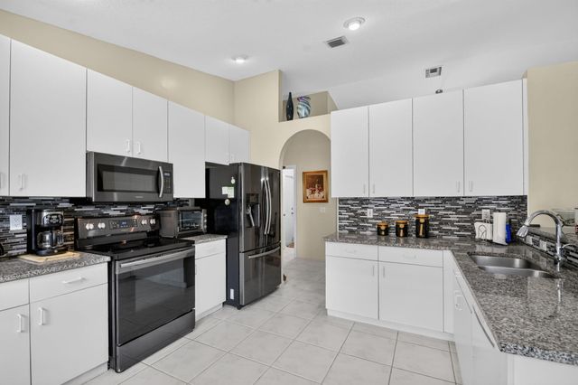 6649 Sun River Road, Boynton Beach, FL 33437