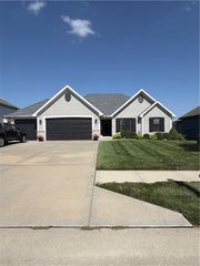8829 N Essex Drive, Kansas City, MO 64156
