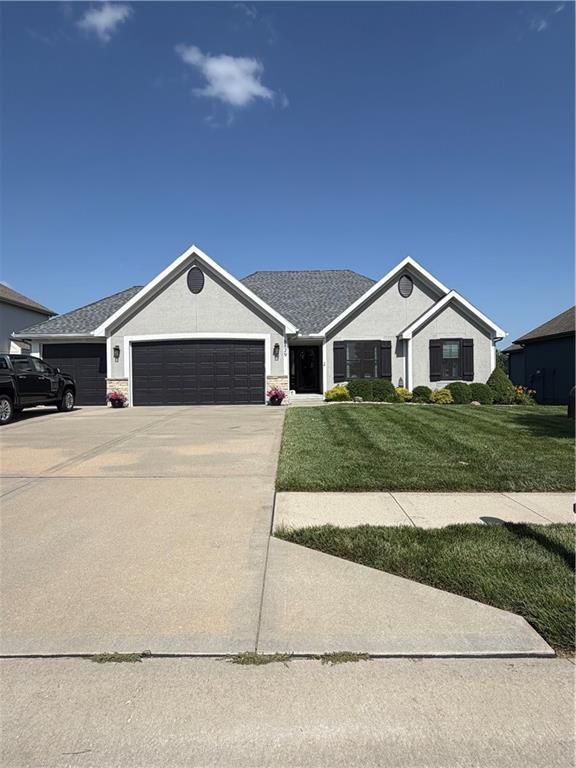 8829 N Essex Drive, Kansas City, MO 64156