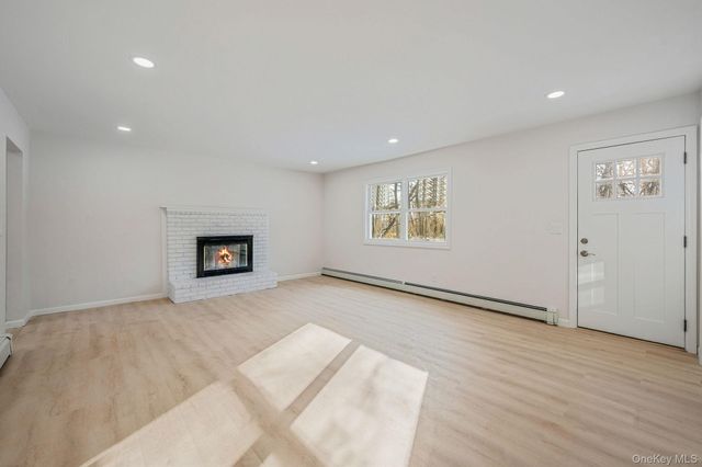 15 Terry Court, North Babylon, NY 11703