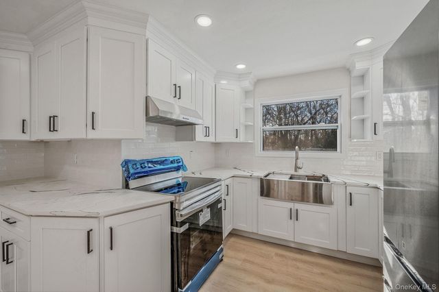 15 Terry Court, North Babylon, NY 11703