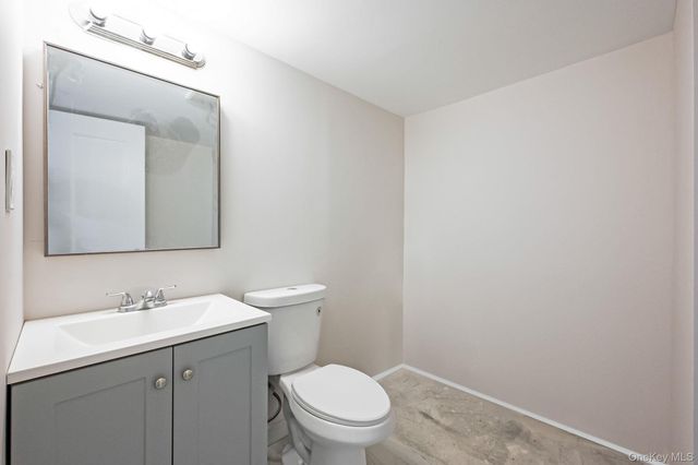 15 Terry Court, North Babylon, NY 11703