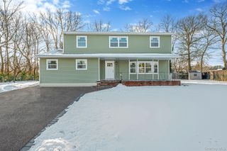 15 Terry Court, North Babylon, NY 11703