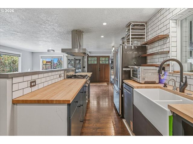 4033 Sw GALEBURN St, Portland, OR 97219