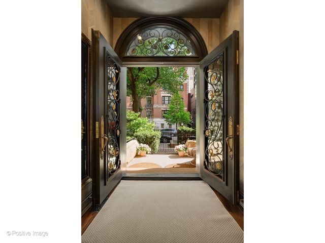 32 E BELLEVUE Place, Chicago, IL 60611