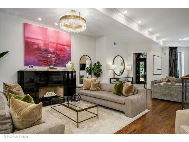 32 E BELLEVUE Place, Chicago, IL 60611