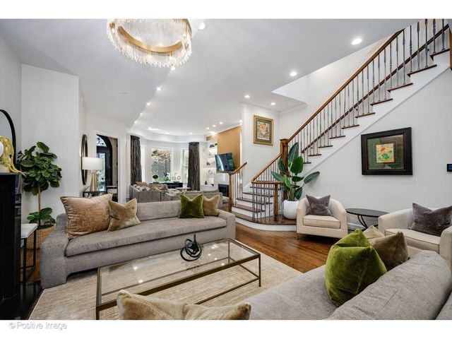 32 E BELLEVUE Place, Chicago, IL 60611