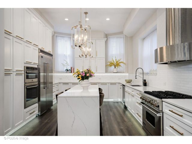 32 E BELLEVUE Place, Chicago, IL 60611