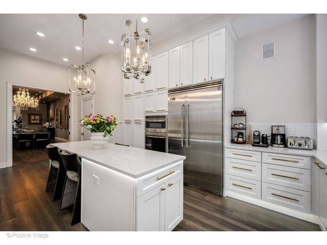 32 E BELLEVUE Place, Chicago, IL 60611