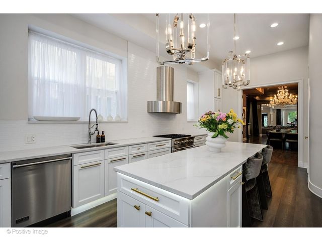 32 E BELLEVUE Place, Chicago, IL 60611