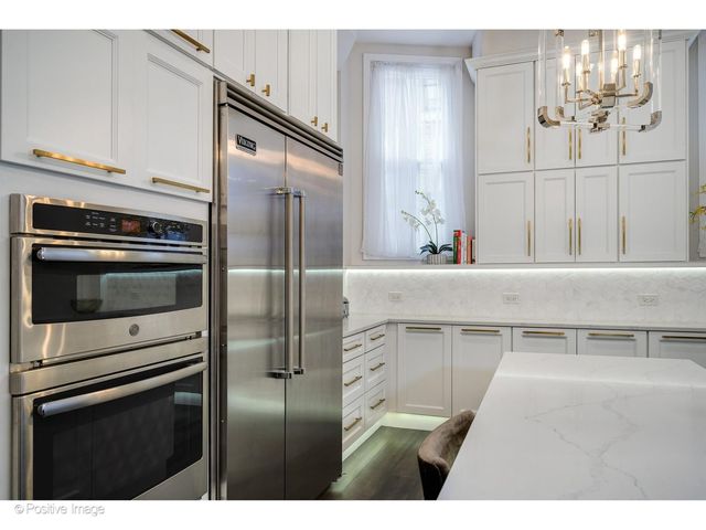 32 E BELLEVUE Place, Chicago, IL 60611
