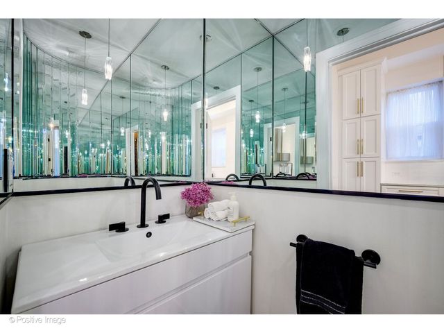 32 E BELLEVUE Place, Chicago, IL 60611