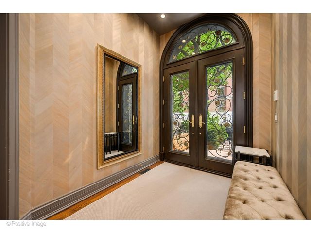 32 E BELLEVUE Place, Chicago, IL 60611