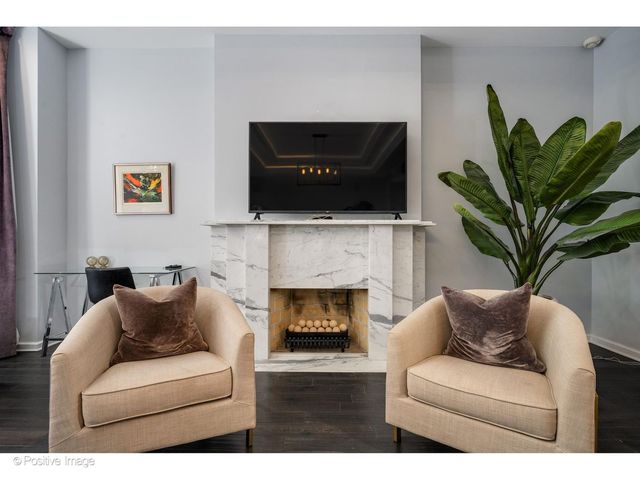 32 E BELLEVUE Place, Chicago, IL 60611