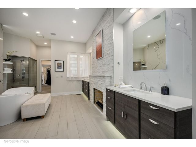 32 E BELLEVUE Place, Chicago, IL 60611