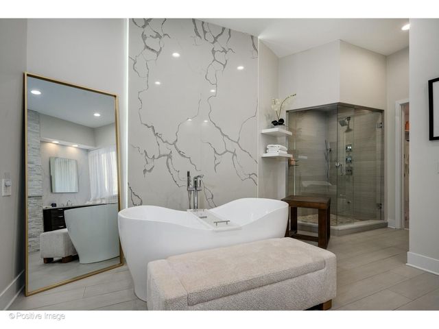 32 E BELLEVUE Place, Chicago, IL 60611