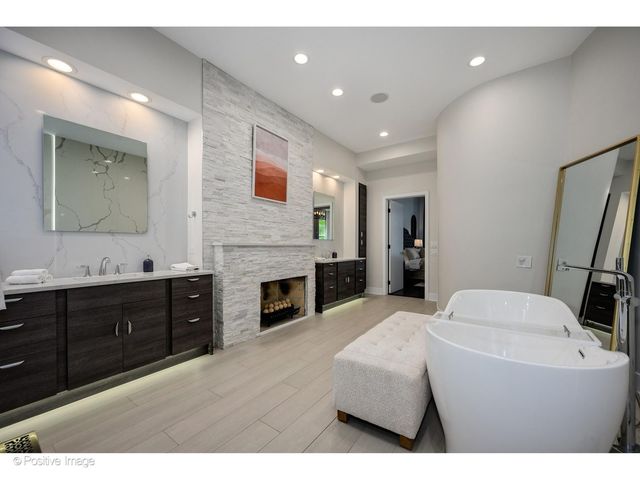 32 E BELLEVUE Place, Chicago, IL 60611