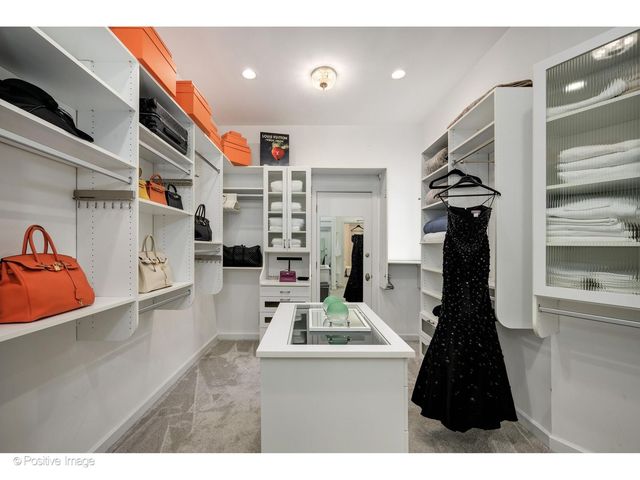 32 E BELLEVUE Place, Chicago, IL 60611