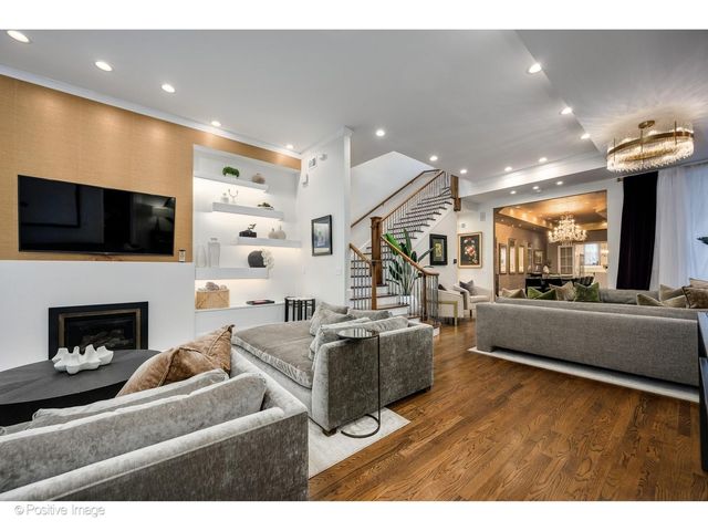 32 E BELLEVUE Place, Chicago, IL 60611