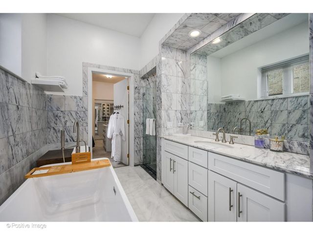 32 E BELLEVUE Place, Chicago, IL 60611